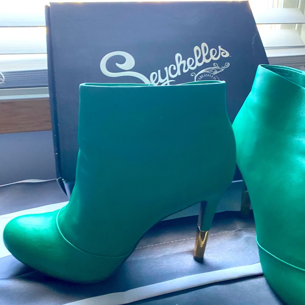 Size 11 heeled booties rich green color